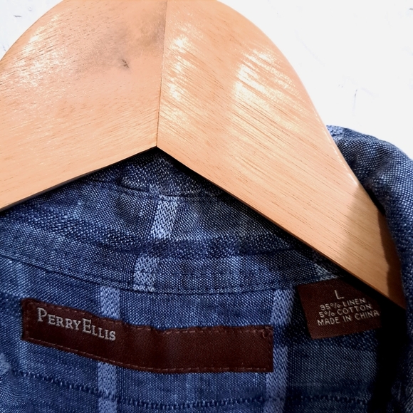 Perry Ellis | Blue Plaid Men's button up collared Shirt - Picture 5 of 8